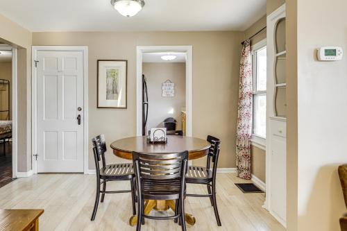デイトンにある2 Mi to UD Pet-Friendly Home with Fenced Yard!のテーブルと椅子のあるダイニングルーム