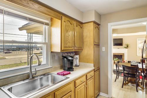 デイトンにある2 Mi to UD Pet-Friendly Home with Fenced Yard!のシンクと窓のあるキッチン