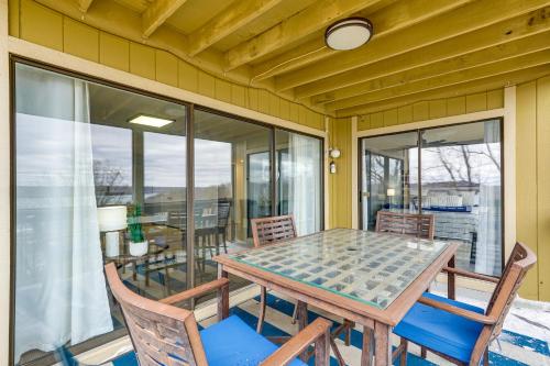 ein Esszimmer mit Tisch und Stühlen in der Unterkunft Community Perks Scenic Osage Beach Condo! in Osage Beach