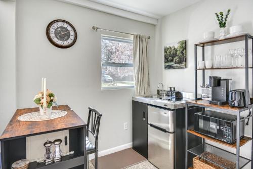 Η κουζίνα ή μικρή κουζίνα στο 11 Mi to Virginia Beach Boardwalk Studio Retreat!