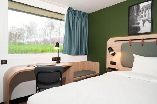 Una cama o camas en una habitación de Campanile NATURE - Meaux