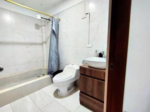 un bagno con un water, un lavandino e una vasca di Cuarto en galápagos a Puerto Baquerizo Moreno