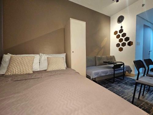 Postel nebo postele na pokoji v ubytování 642 - Quiet & secured condo in Cavite with HI speed WIFI