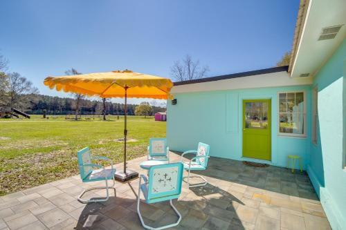 Zahrada ubytování Colorful and Retro Perkinston Cottage with Yard!