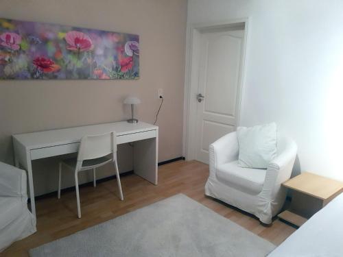 a white desk and a chair in a room at Ferienwohnung Schöne Aussicht in Nordenham