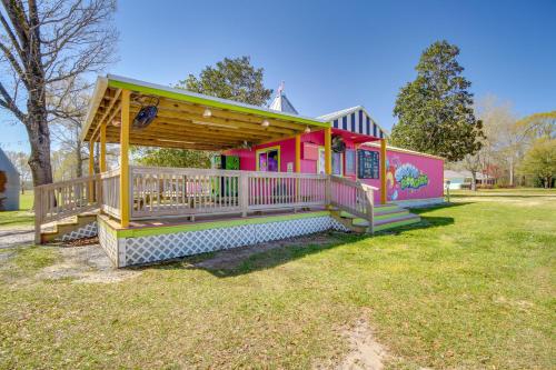 Zahrada ubytování Colorful and Retro Perkinston Cottage with Yard!