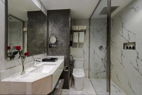 Ein Badezimmer in der Unterkunft Abha Gardn Millennium Hotel