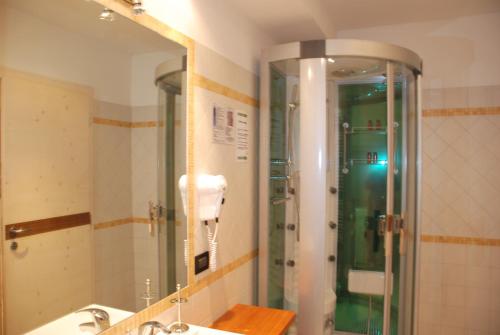 Hotel Garnì Zanellaにあるバスルーム