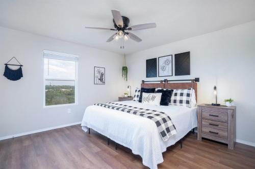 una camera da letto bianca con un letto e un ventilatore a soffitto di 3 BR VY2901-6, Sleeps 11, Between Strip & SDC a Branson