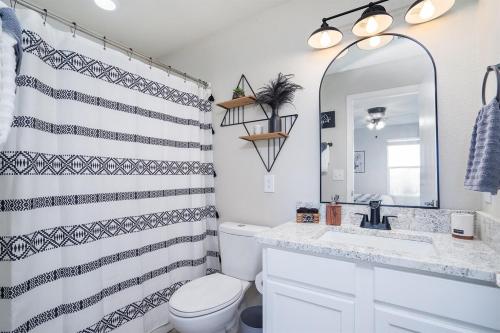 un bagno con un water, un lavandino e uno specchio di 3 BR VY2901-6, Sleeps 11, Between Strip & SDC a Branson