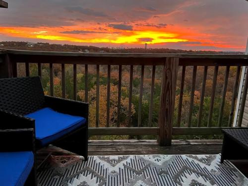 vistas a la puesta de sol desde la terraza de una casa en 3 BR VY2903-6, Sleeps 11, Between Strip & SDC, en Branson