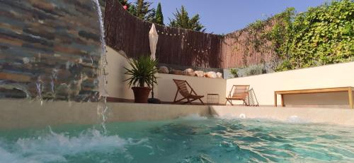 une piscine avec une fontaine à eau dans l'établissement Apartamento rural NÍVALIS, à Nívar