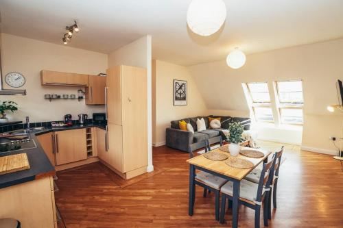Kuchyň nebo kuchyňský kout v ubytování Penthouse 2BR Apt, Self Check In, Gated Parking, By DerBnB