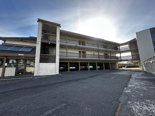 an empty parking lot in front of a building at Ocean Gate Inn in Santa Cruz