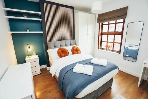 ein Schlafzimmer mit großem Bett und Fenster in der Unterkunft 4BR Town House, Self Check In, Parking, By DerBnB in Derby