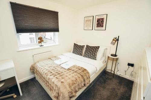 a bedroom with a bed and a window at 3BR Town House, Self Check In, Parking, By DerBnB in Derby