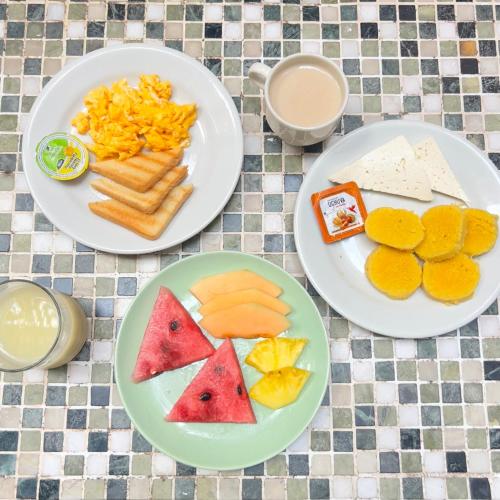 dos platos de comida con fruta y galletas en una mesa en CASA MOVIDA HOSTEL, en Cartagena de Indias