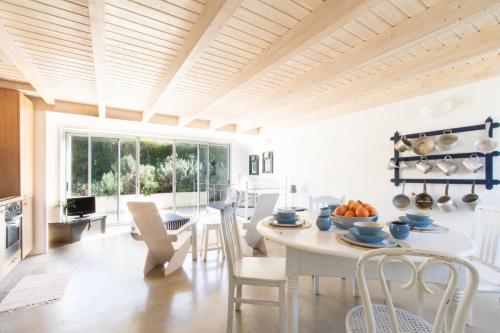 eine Küche und ein Esszimmer mit einem Tisch und Stühlen in der Unterkunft Amazigh-Casas de Vale Figueiras in Aljezur