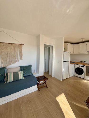 a living room with a bed and a kitchen at Els Vents OM IN WHITE, Refugio Zen en Son Parc, tranquilidad a 5 minutos de la playa in Son Parc
