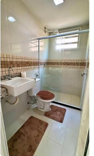 a bathroom with a toilet and a sink at Sítio toa toa in Marechal Floriano