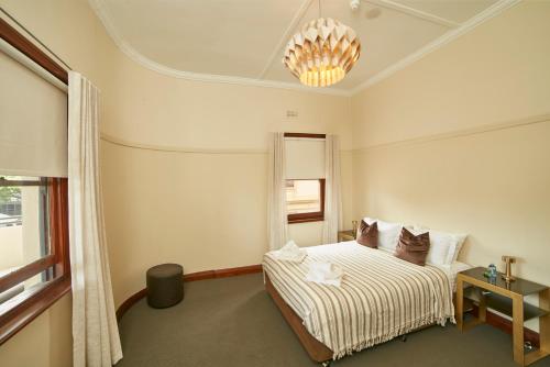 a bedroom with a bed and a window at Shamrock Hotel Kyneton in Kyneton