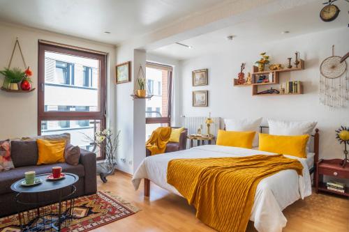 un dormitorio con una cama y un sofá en Explorer House Bremen, en Bremen