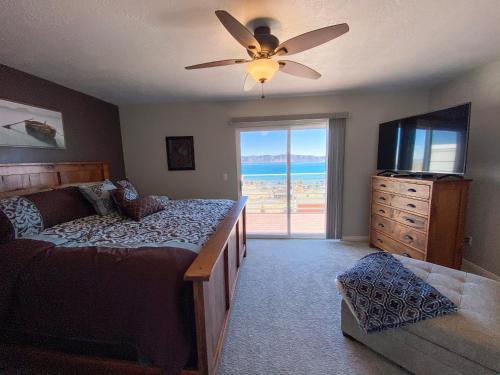 Voodi või voodid majutusasutuse Gorgeous Updated Lake View Condo 942 3 toas