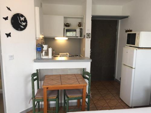 - une petite cuisine avec une petite table et un petit réfrigérateur dans l'établissement Studio idéal cure thermale, à Gréoux-les-Bains