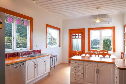 Η κουζίνα ή μικρή κουζίνα στο Napier Hilltop Stays - Views, Pool & Pet Friendly!