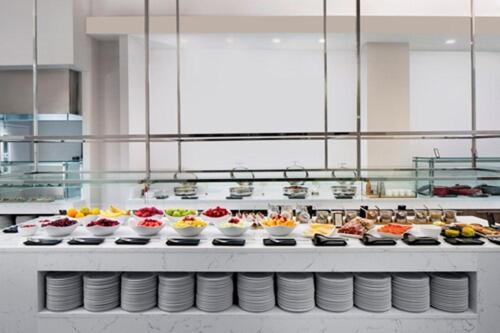 ein Buffet mit vielen verschiedenen Speisen in der Unterkunft Hilton Marco Island Beach Resort and Spa in Marco Island