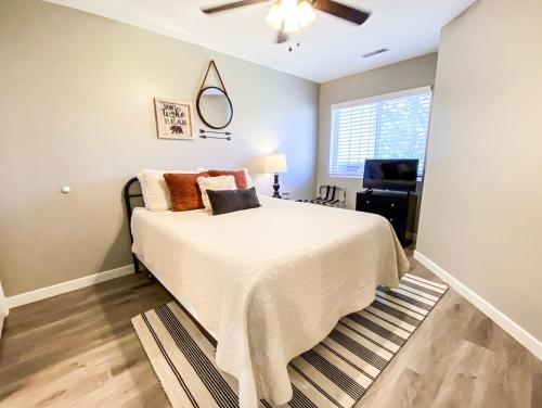 Ένα ή περισσότερα κρεβάτια σε δωμάτιο στο Inn Building Condo 212, gorgeous updated condo