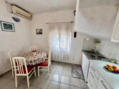 Kuchyň nebo kuchyňský kout v ubytování Apartment near the beach DRAGA