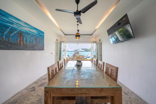 Μια τηλεόραση ή/και κέντρο ψυχαγωγίας στο Ceningan Beachside Villas