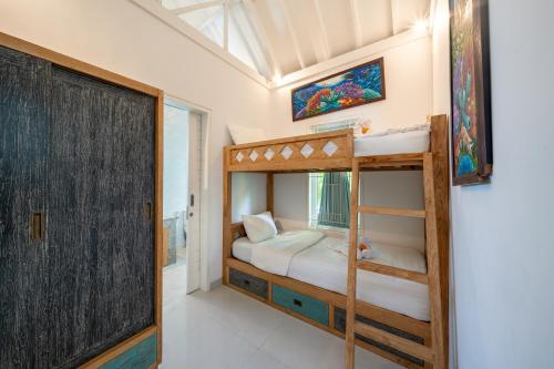 Ένα ή περισσότερα κρεβάτια σε δωμάτιο στο Ceningan Beachside Villas