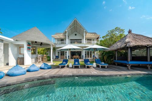 Πισίνα στο ή κοντά στο Ceningan Beachside Villas