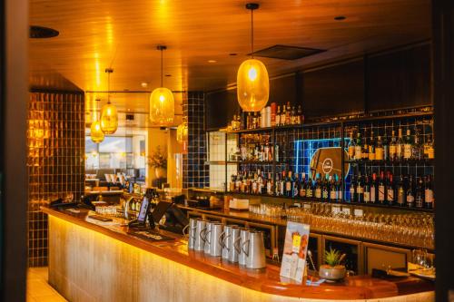 a bar in a restaurant with a lot of alcohol at Shoreline Hotel in Hobart