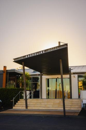 a building with a sign that reads theshoreline hotel at Shoreline Hotel in Hobart