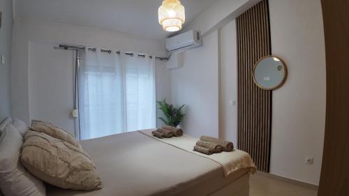 ファナリにあるApartment Las 2のベッドルーム1室(ベッド1台、動物2匹の詰め物付)