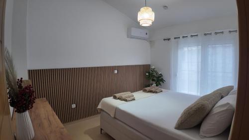 a bedroom with a bed with two stuffed animals on it at Apartment Las 2 in Fanárion