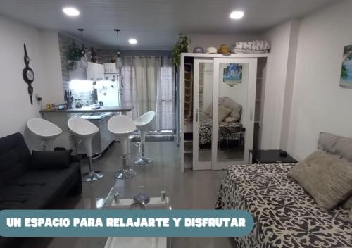 派桑杜Moderno apto con terraza a cuadras del Shopping Terminal的一间带桌椅的客厅和一间厨房