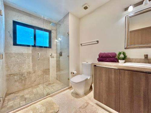 un bagno con wc, doccia e lavandino di Vista a la ciudad sobre el malecón by G P S rentas a Mazatlán