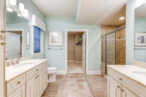Ένα μπάνιο στο Swim, Hike and Chill Spacious Ocean View Townhome!