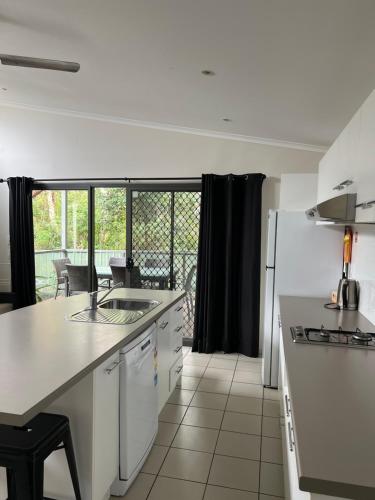 Una cocina o cocineta en Lorikeet Holiday Park