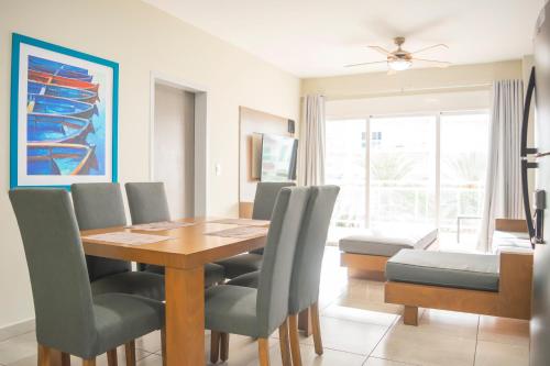 a dining room with a table and chairs at condominio con una bonita vista del puerto deportivo de G P S rentas in Mazatlán
