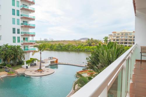 a view of a pool from the balcony of a resort at condominio con una bonita vista del puerto deportivo de G P S rentas in Mazatlán