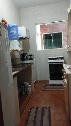 ウバトゥバにあるApartamento sol&marのキッチン(コンロ、窓付)