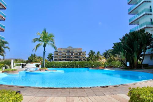 a large swimming pool in front of a building at condominio con una bonita vista del puerto deportivo de G P S rentas in Mazatlán