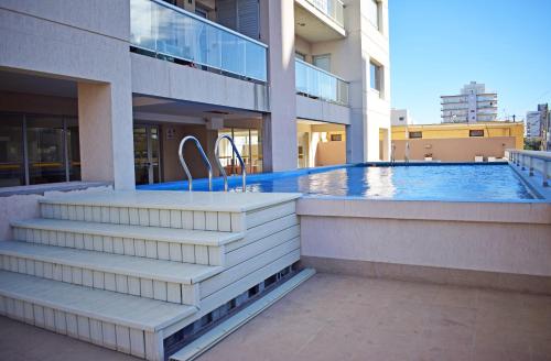 een zwembad aan de zijkant van een gebouw bij Franca Austral in Puerto Madryn