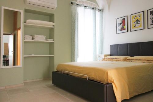 una camera da letto con un letto grande e una finestra di Casa Bruni 104 a Putignano