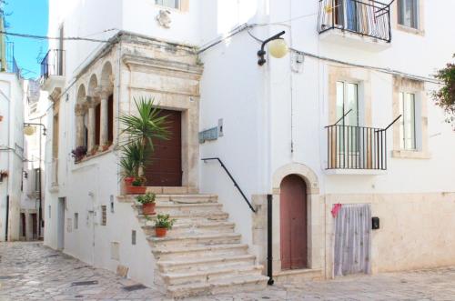 un edificio bianco con scale e porta di Casa Bruni 104 a Putignano